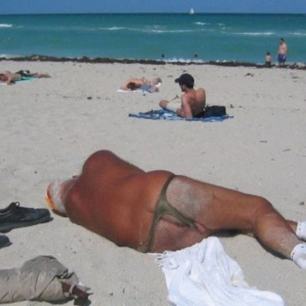 Голая сучка спит на пляже фото