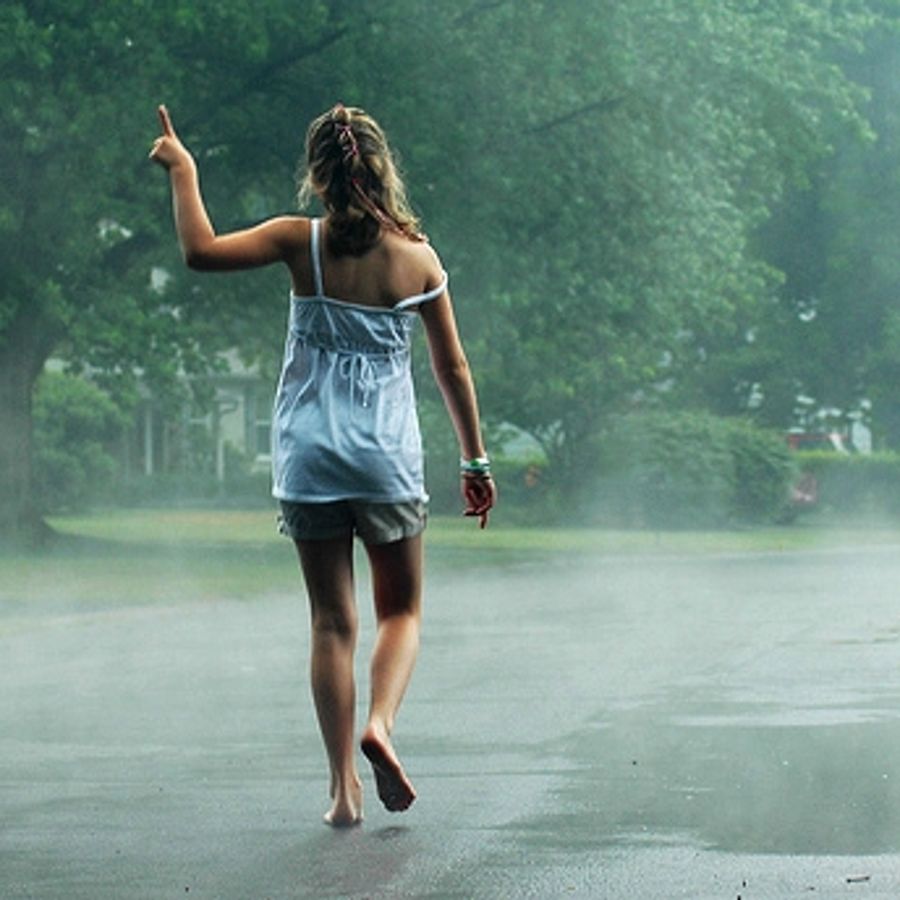 Фото Девушки Под Дождем Со Спины