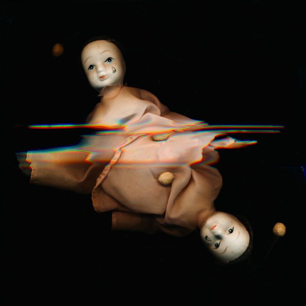 Imagem de capa para Through the looking glass, and what Alice found there