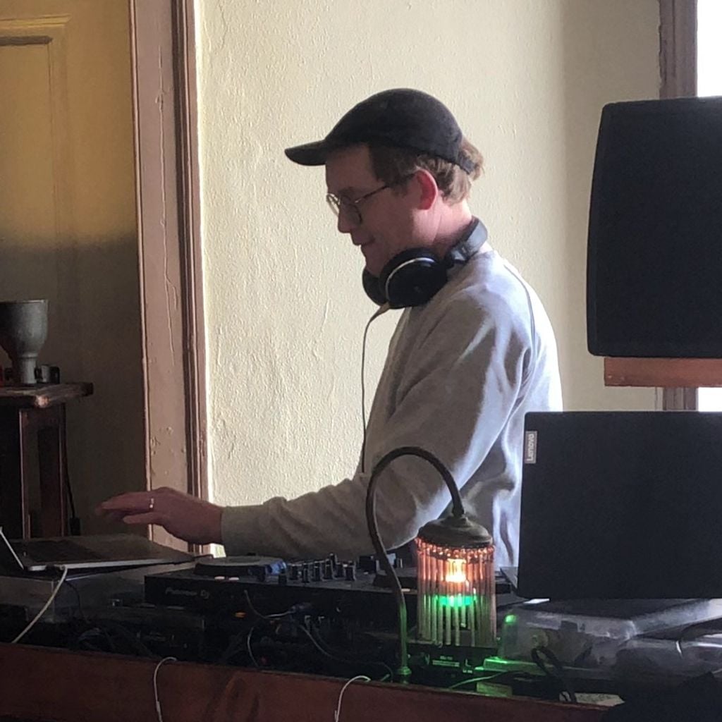 Imagem de capa para Sitting, Leaning, Strolling