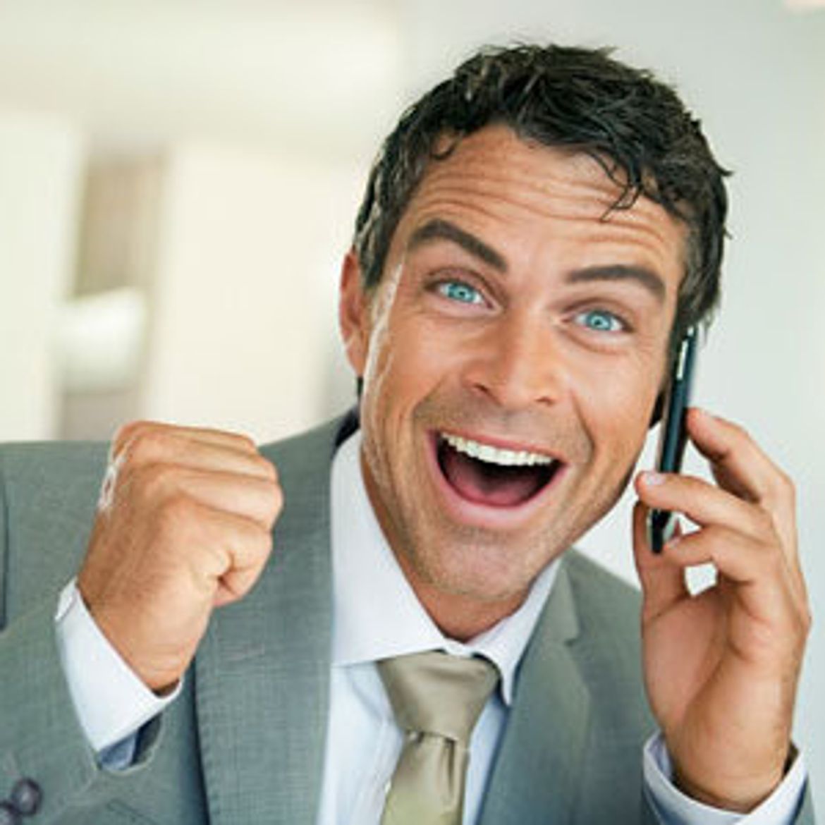 Человек антенна. Женщина с телефоном. He try to phone. Сотовая связь. He try to phone.