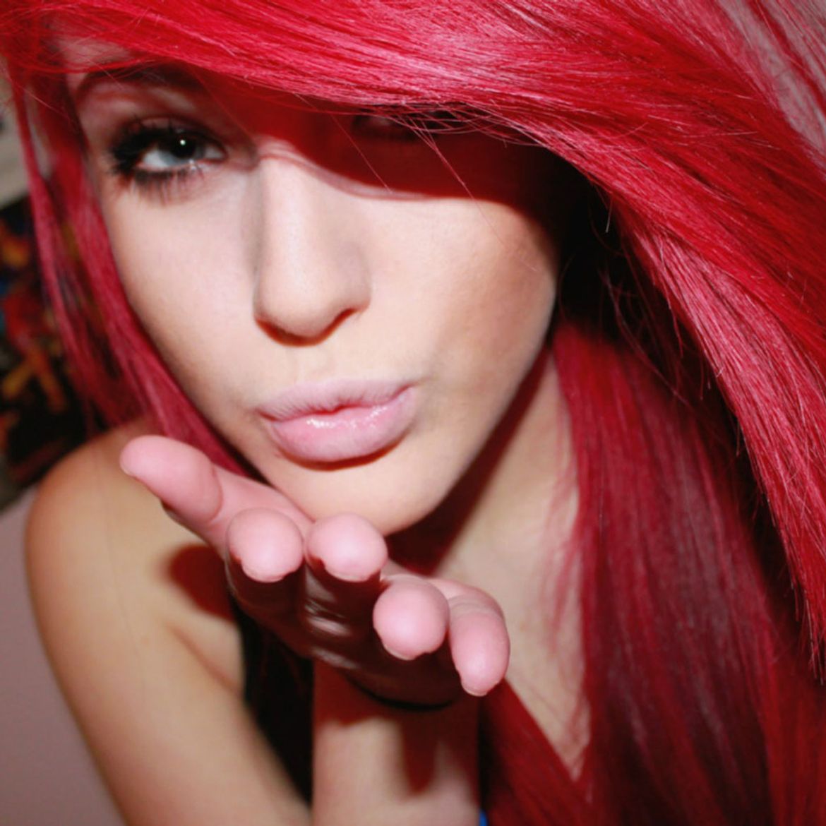 Девушка с красными волосами фото. Алые волосы. Девушка с красными волосами. Красивые девушки с красными волосами. Милая девушка с красными волосами.