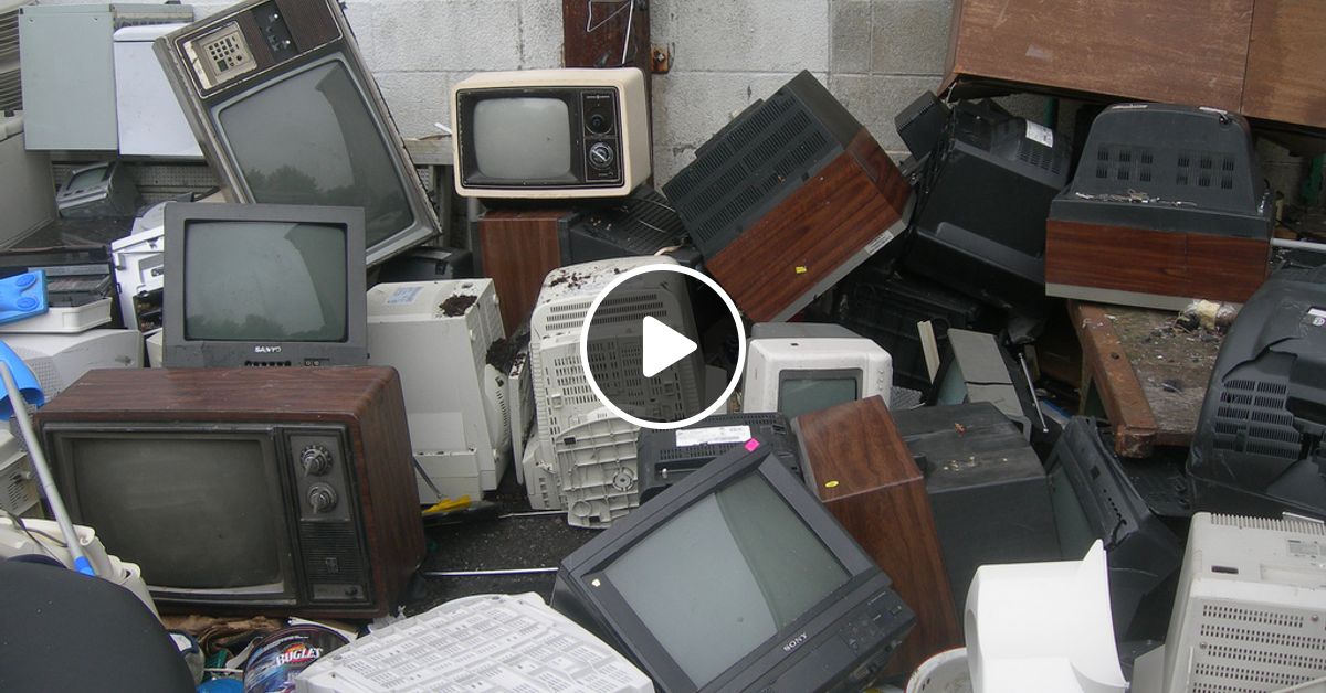 Скупка телевизор б у. Утилизация телевизоров. Старые техники телевизор. Скупают старые телевизоры. Много старых телевизоров.