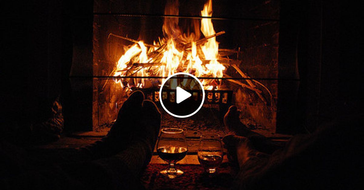 В камине в 6 утра. Вечер у камина. Камин и кресло качалка. Камин в доме полумрак. Камин в темноте.
