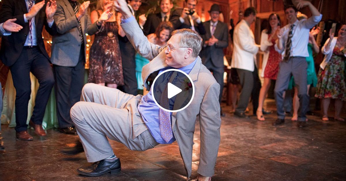 танцующий парень на свадьбе. жених танцует с друзьями на свадьбе. танец друзей на свадьбе. турецкий танец мужчин на свадьбе. мужик круто танцует на свадьбе.
