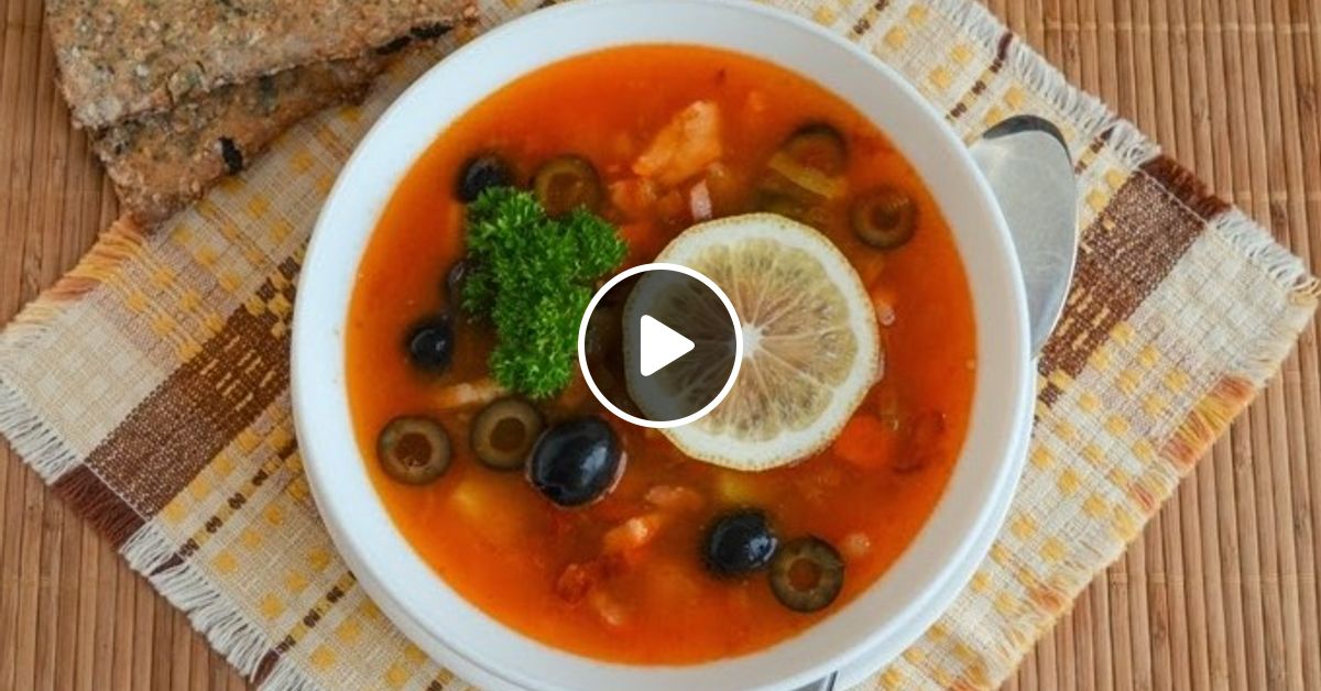 тушеная солянка с курицей. русская кухня солянка. сборная солянка с копченостями. солянка домашняя с курицей. солянка мясная с курицей.