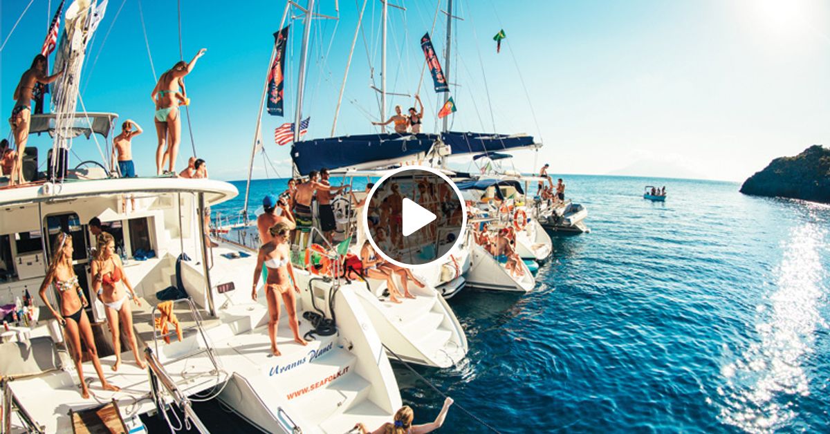 Ибица яхта. Молодежь на яхте. Вечеринка на корабле в белом. Тусовка на яхте. Фотосессия на яхте.