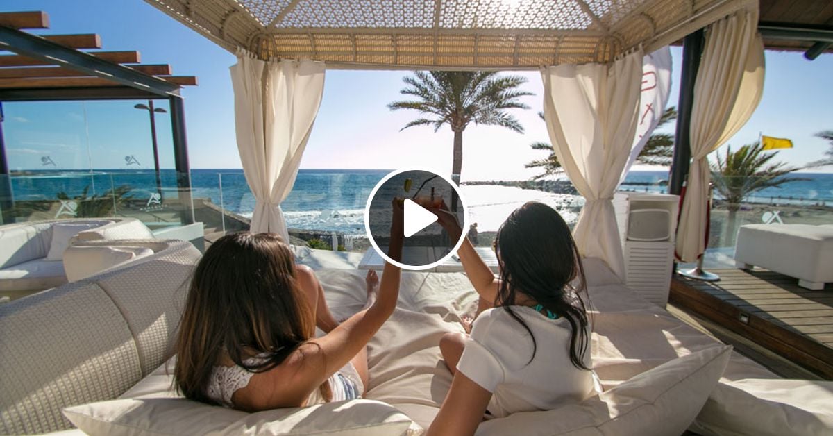 Брюнетка в гостинице. Столик с красивым видом. Брюнетка в гостинице. Фотосессия в номере отеля. Фотосессия в гостиничном номере.