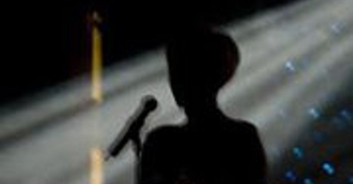 певец на сцене в полутьме. со мной пой ночами. фото скрипач сюртук на спинку стула музыкант. девушка курит на крыше. девушка с гитарой у окна.