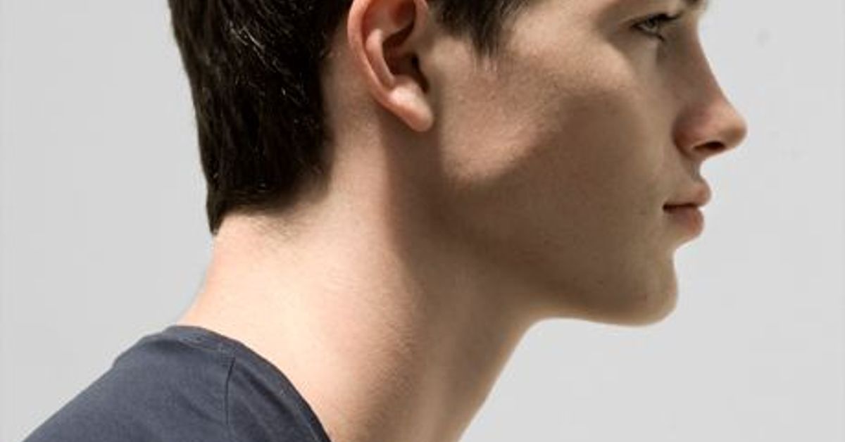 Хмуриться вид сбоку. Лицо сбоку как называется. Man side view. Скулы анджелины джоли. Фото человека сбоку.