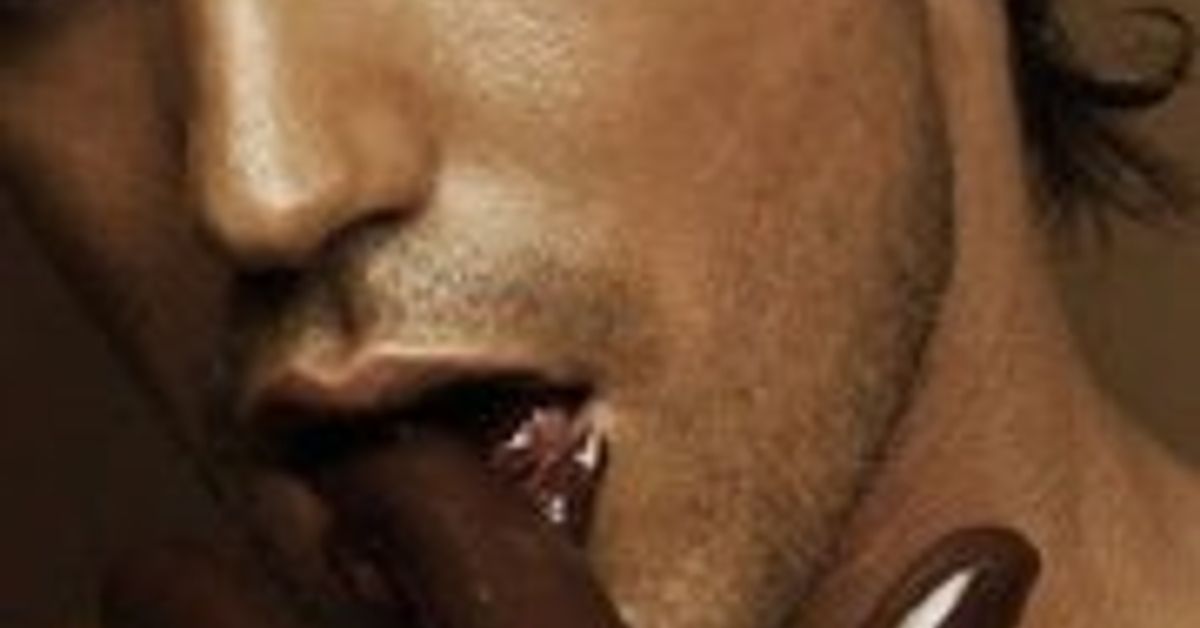 Мужчина облизывает губы. Облизывает шоколад. Губы мужские.