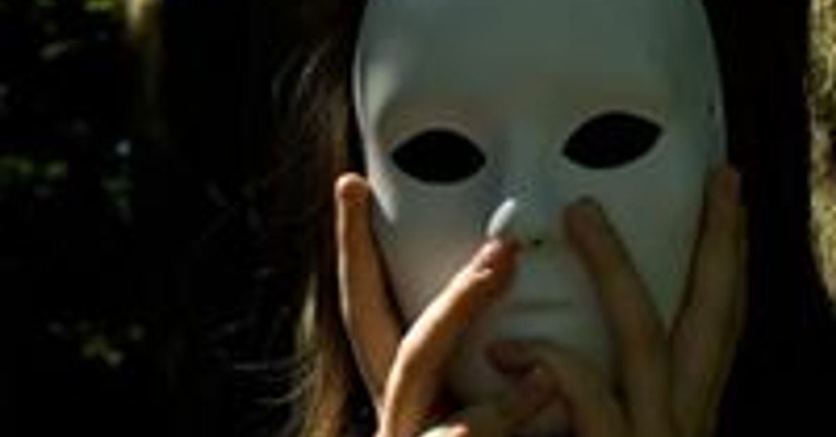 белая маска. маска для скрытия лица. чел в белой маске. девушка в белой маске. героини в белых масках.