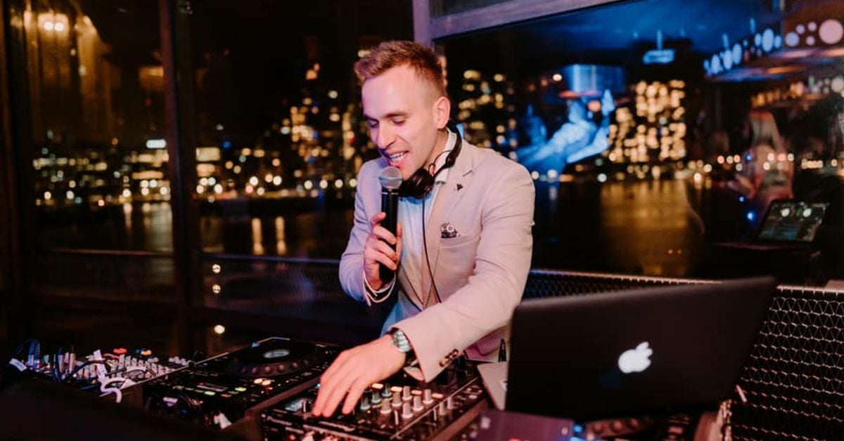 Dj rybik dj maniak. Dj mc. Dj i mc. российский диджей в очках. диджей андрей балконск.