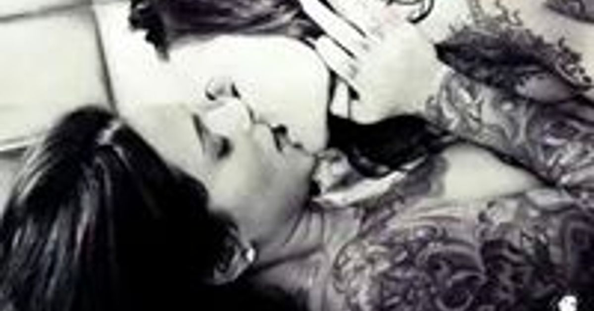 Татуированные лесбиянки ласкают друг друга в душе