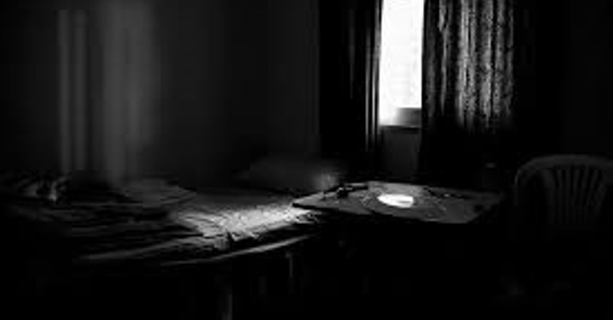 Окно ночью. В тени человека. В темной комнате в темном городе. Кровать в тёмной комнате ночью. Силуэт в окне.