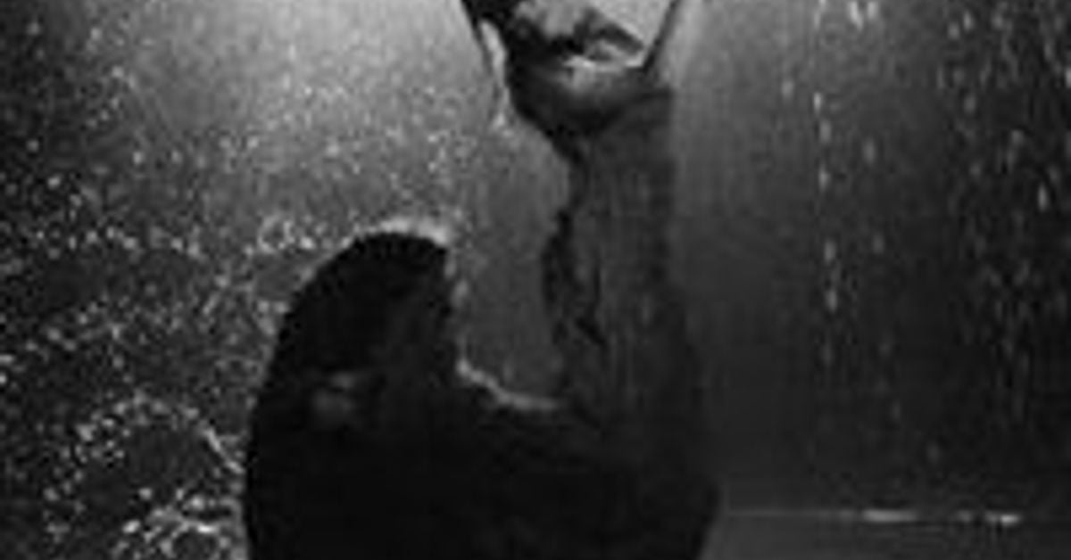 наушники для девушек. слава кпсс чудовище погубившее мир. грустная танцую милявская клип. лолита грустная танцую клип кадры. балерина в черном.