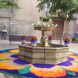 Tot a punt per guarnir els carrers de Flix amb les típiques Catifes de Corpus.
