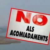 Alcalde i regidors de l’Ajuntament de Flix es tanquen a la sala de plens.