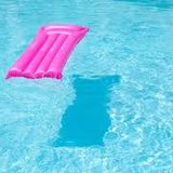 LA PISCINE 1 / J ai pied!