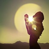 Hiding sun, like the hiding sun ,Waiting for summer sun...
