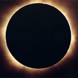 El sol negro de Octubre en el planeta Tierra