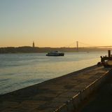 Uma visão ensolarada do Tejo