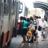 Superlotação dos ônibus do TCA gera onda de reclamações.