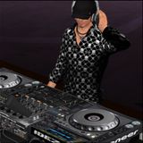 Deets @ Escape club doing the thang, hard trance thru hard house, hardstyle even? Wow!