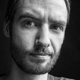 Net-Freak gokker i sovsen