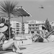 δεν ειμαστε,εσεις κι εγω,χαμενοι μονοι στη μεση των καμπων.