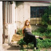 Sarah Camilla Pekarčíková – Keď umenie rozväzuje šnúrky a búra očakávania