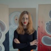 Denisa Slavkovská – Maliarka vrstiev, krehkosti a vnútorných priestorov