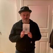 ‘De Sortklædte’ med Peter H. Olesen.