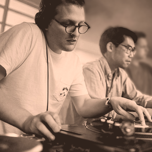 Deux DJ mixant des vinyles en festival