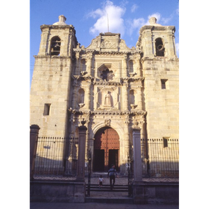 Restauran templo de San Felipe Neri