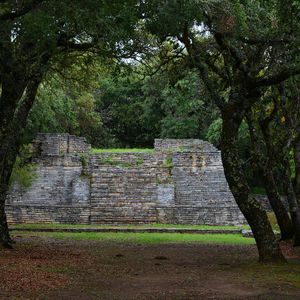 Muros que cuentan historias: Zona arqueológica de Toluquilla