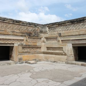 Mitla. Donde el día toca el cielo