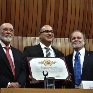 Leonardo LÃ³pez LujÃ¡n entra al Colegio Nacional