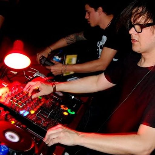 Live At 5uinto - Brasilia, Brazil - July 8, 2010