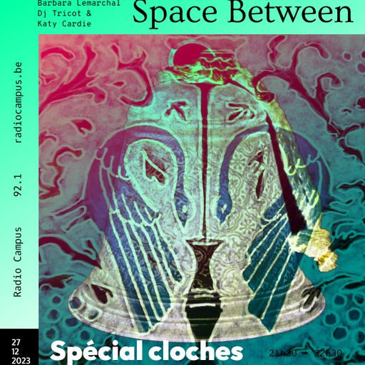 Space Between #22 : SPECIAL CLOCHES