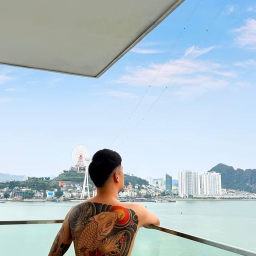 Tay trái cầm đĩa ( tay Phải chỉ trăng ) - DJ Mạnh Pháo - On the mix