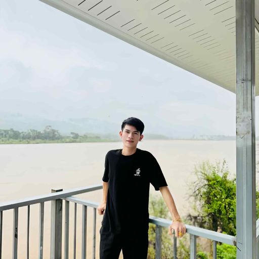 By เสียลาวรีมโขง หล่อเลือกได้ รวยเลือกก่อน