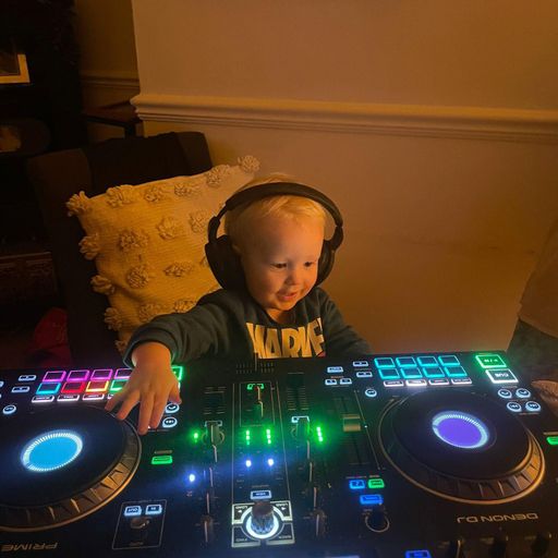 guest set on soulful house djs ... dj miss honey