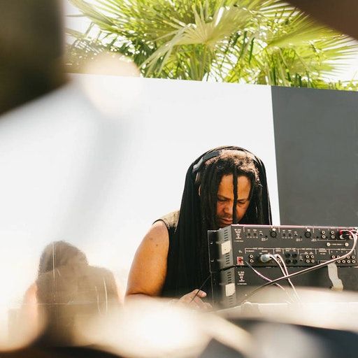 On the Floor – Hieroglyphic Being at Milhões de Festa