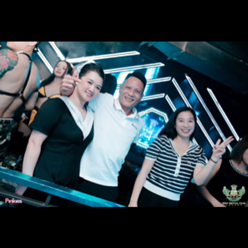 Trai Gucci gặp gái môi trề