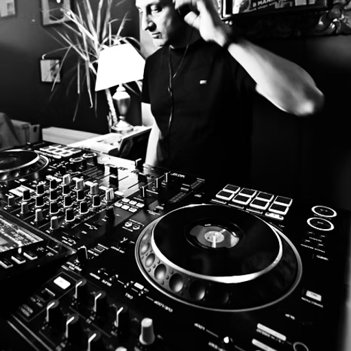 djZ00p - De La Casa Radio 28.06.25