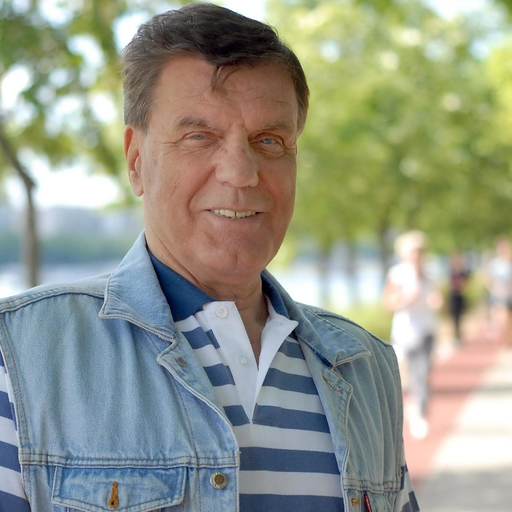 Kultúrköz Rózsa Péterrel és Éless Bélával. A 2012-07-18-i műsorunk. www.poptarisznya.hu