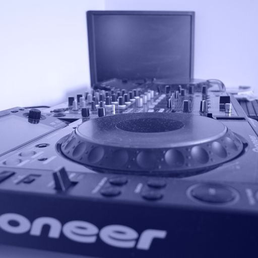 Darren_m live from andratx mallorca on www.nu-rave.com playing oldskool hardcore