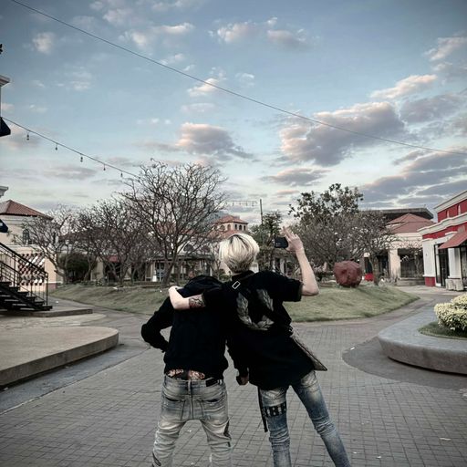 สุดหล่อมาเยือน ไม่สะเทือนได้ไง by ท้ายลายล้น