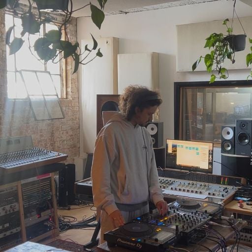 Izco (Live from Total Refreshment Centre) // 01-05-26